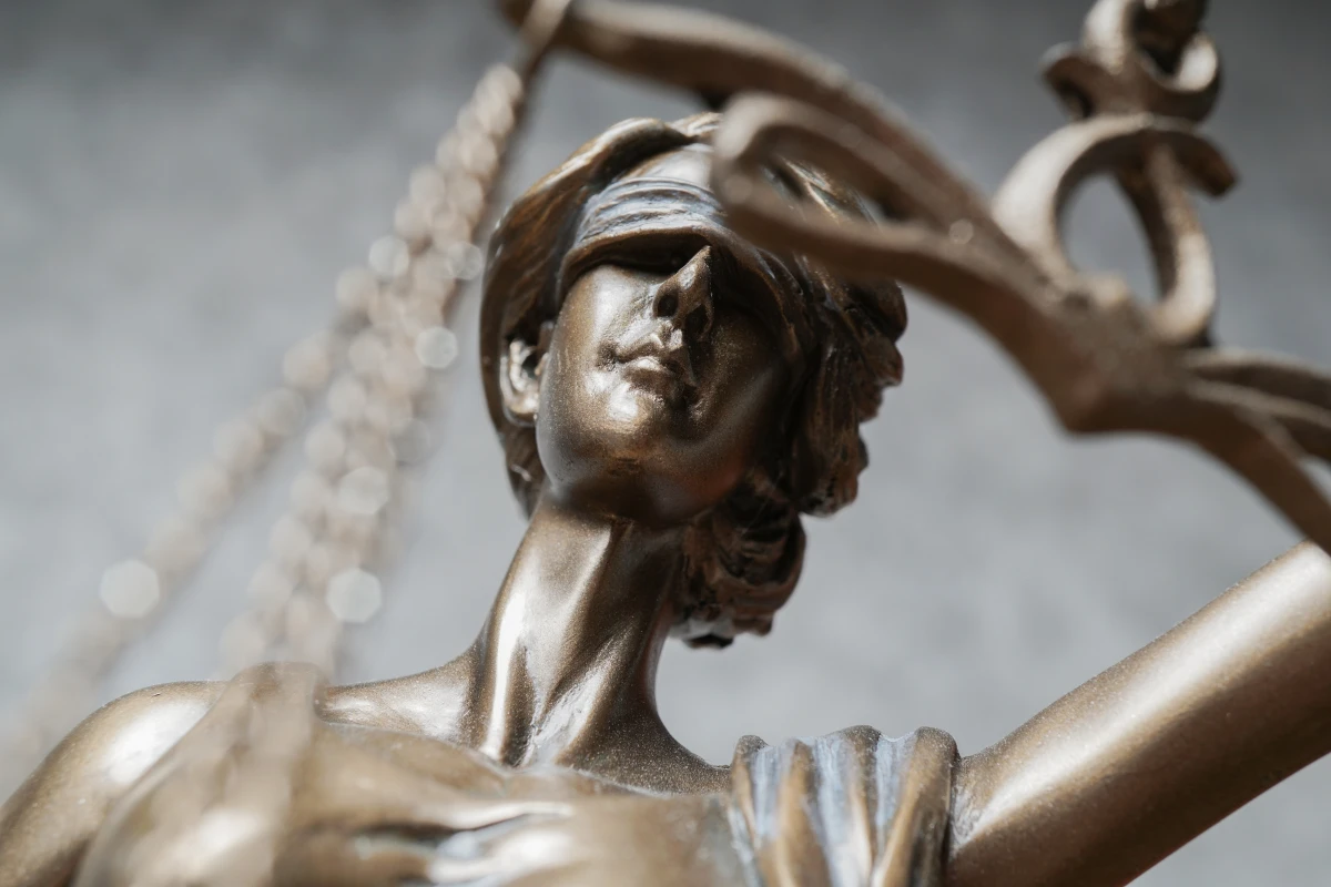La justice en péril : Quand le droit à un procès équitable vacille